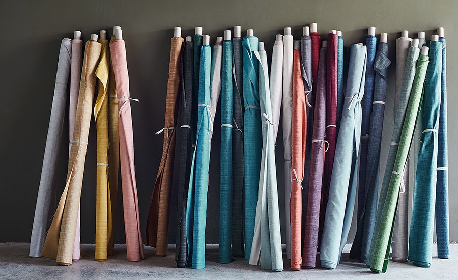 rollen stoffen van ROMO-fabrics in verschillende kleuren, staand naast elkaar