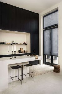 Transparante antraciet dupligordijn, zwarte kozijnen, tuindeuren strak interieur keuken zwarte muur
